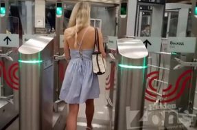 Подросток подсматривает под платье девушке в метро