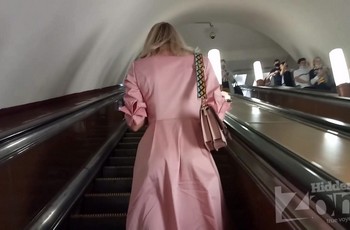 Розовые трусики под платьем пассажирки метро