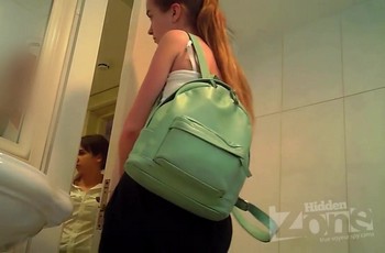 Скрытая камера туалета показала русскую девчонку
