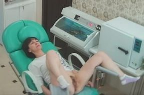 Скрытая камера в смотровом кабинете снимает пациентку
