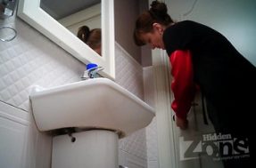 Скрытая камера в туалете подловила писающую бабу