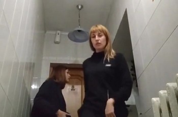 Учительницы писают в туалете учебного заведения