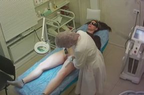 В салоне красоты девушке стригут письку