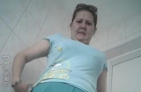 В туалете баба писает и меняет тампон