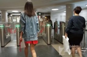Взрослый мужчина лезет рукой под юбку молодой девушки