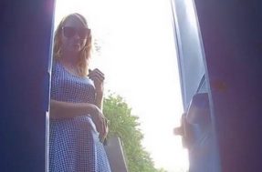 Девушка классно писает в туалете пляжа