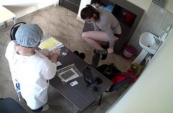 Гинекологическая процедура снимается скрытой камерой