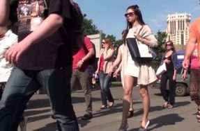 На улице камера снимает под платьем женщины
