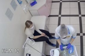 Молодой девушке делают укол в попу