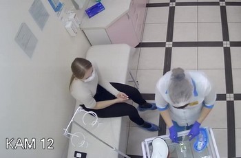 Молодой девушке делают укол в попу