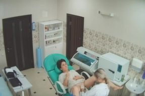 Скрытая камера снимает в гинекологическом кабинете