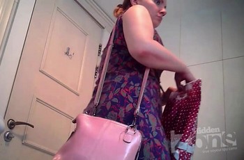 Туалетная камера сняла писающую женщину в крупном виде