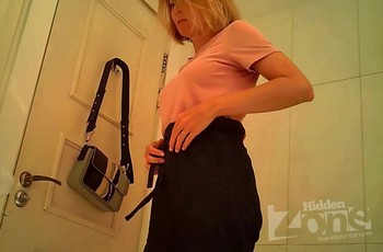 Туалетная съёмка писающей женщины на скрытую камеру