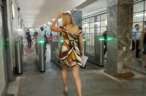 Женщина без трусов под платьем