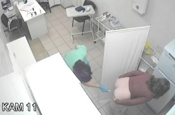 Женщинам берут мазки из попы