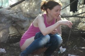 Девка захотела ссать на улице и попала на скрытую камеру