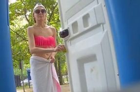 Девушка в купальнике не заметила скрытую камеру в туалете