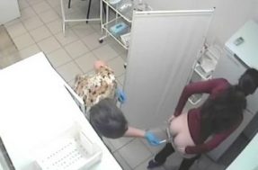 Девушкам берут мазки из попы