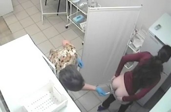 Девушкам берут мазки из попы