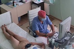 Для обследования гинеколог заставил женщину раздеться