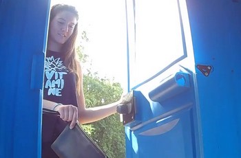 Кабинка женского туалета снабжена скрытой камерой