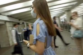 Парень поднимает платье девушке на эскалаторе