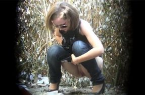 Подглядывание за писающей на улице девушкой