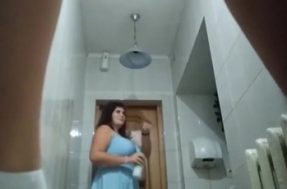Во время дискотеки подруги писают в туалете колледжа