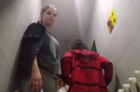 Молодые девушки писают в школьном туалете