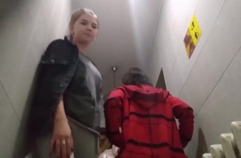 Молодые девушки писают в школьном туалете