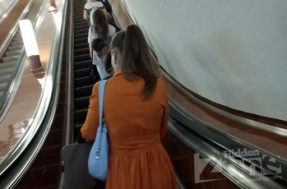 Камера под платьем симпатичной девушки