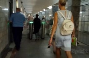Смотрим под платье загорелой красотке без трусиков
