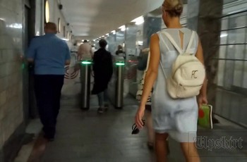 Смотрим под платье загорелой красотке без трусиков