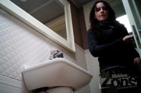Подгляд в туалете за брюнеткой с волосатой промежностью