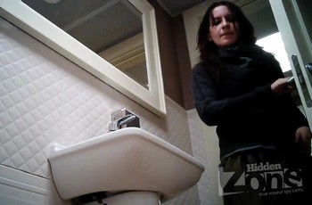 Подгляд в туалете за брюнеткой с волосатой промежностью