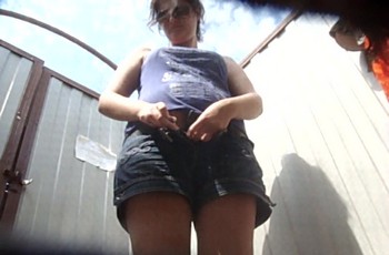 Скрытое подглядывание в женской раздевалке на пляже