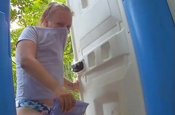 Жидкий понос на скрытую камеру в кабинке биотуалета