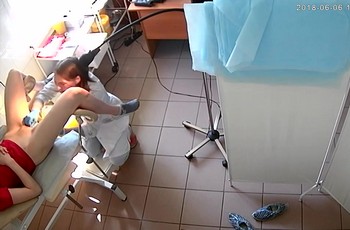 Девушка проходит осмотр влагалища у гинеколога