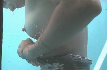 Подглядывание за девушкой в пляжном душе