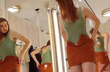 Скрытая камера в примерочной магазина с голой девушкой