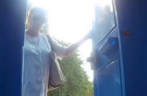 Толстая баба писает и пукает в пляжном туалете