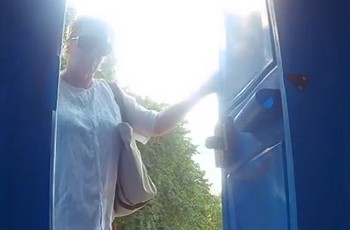 Толстая баба писает и пукает в пляжном туалете