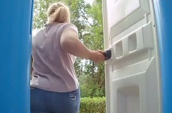 Толстая женщина какает в уличном туалете