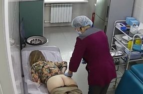 Укол симпатичной женщине в голую жопу