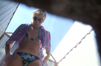 В пляжной раздевалке женщина вытаскивает тампон