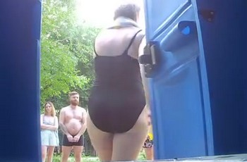 В пляжном туалете писающая баба меняет тампон
