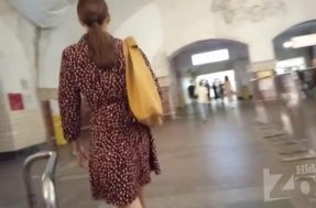 Вуайерист снимает пикантное видео у девушки под платьем