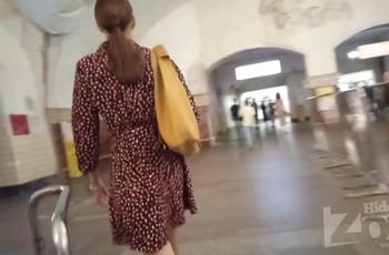 Вуайерист снимает пикантное видео у девушки под платьем