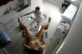 Женщина пришла к гинекологу и разделась догола