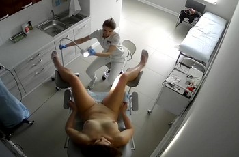 Женщина пришла к гинекологу и разделась догола